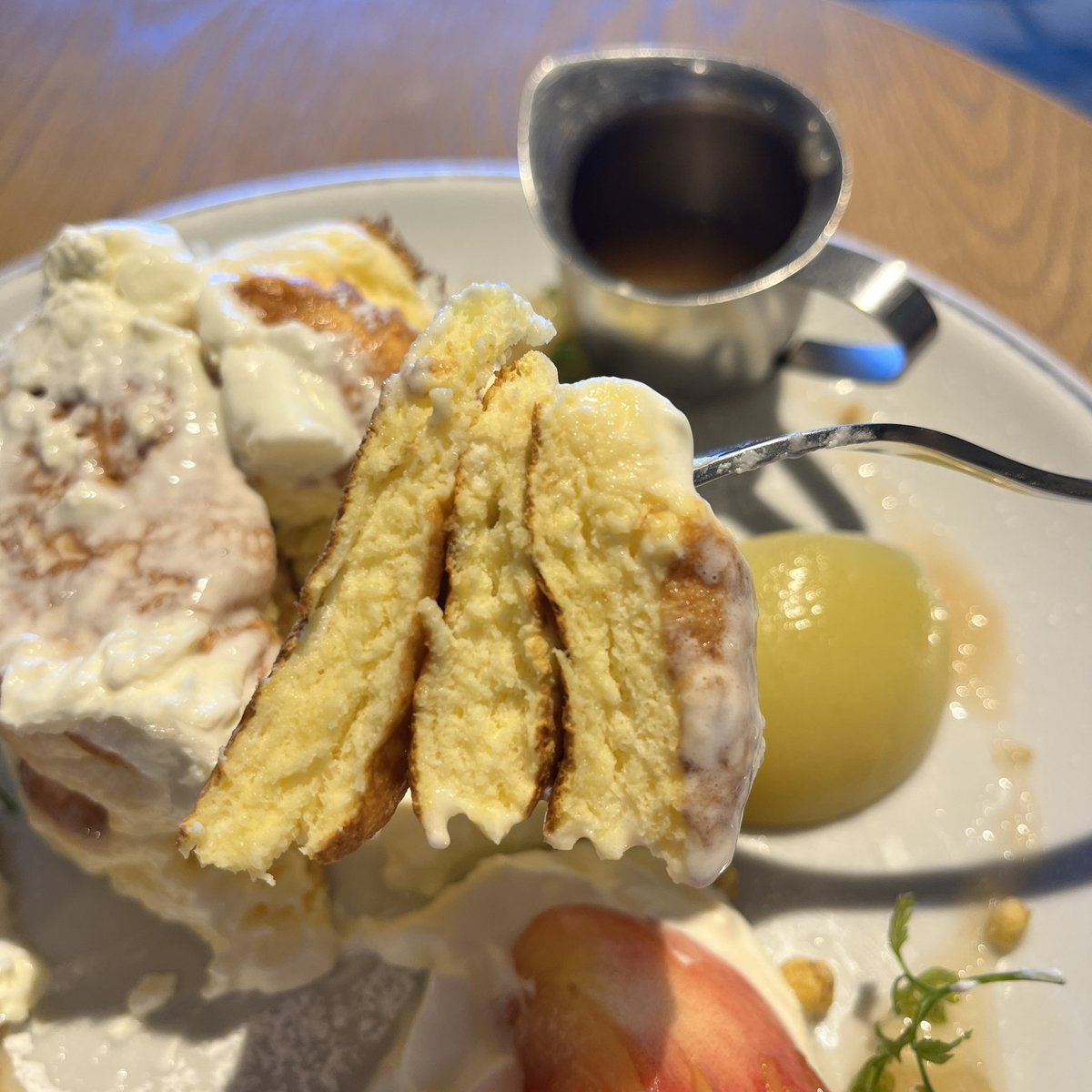 asm_pancake's tweet photo. 新宿ミロードにあるカフェハドソンさんの白桃×マスカルポーネチーズパンケーキが最高すぎた🤦🏻‍♀️🤍
⁡
リコッタチーズが入ったふんわりしっとり生地も安���の美味しさ🥺🥺
⁡
Wi-Fiもあるし、電源席もあるし
駅直結なのでめちゃくちゃおすすめのカフェ🥳

※こちらの桃のパンケーキは9月下旬まで🍑 https://t.co/3UnAI0djUl