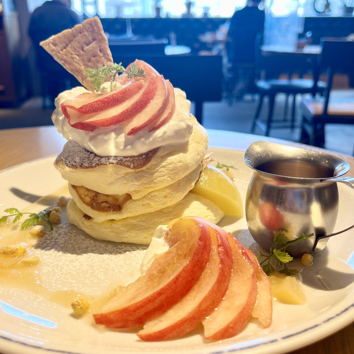 asm_pancake's tweet photo. 新宿ミロードにあるカフェハドソンさんの白桃×マスカルポーネチーズパンケーキが最高すぎた🤦🏻‍♀️🤍
⁡
リコッタチーズが入ったふんわりしっとり生地も安���の美味しさ🥺🥺
⁡
Wi-Fiもあるし、電源席もあるし
駅直結なのでめちゃくちゃおすすめのカフェ🥳

※こちらの桃のパンケーキは9月下旬まで🍑 https://t.co/3UnAI0djUl