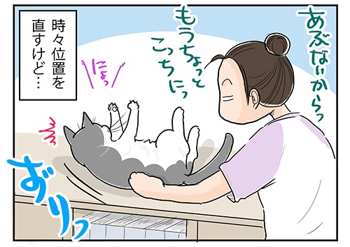 【漫画】机のキワキワで眠る猫ちゃんが、寝ぼけて「べしゃっ」と落下→だけど…… 意外すぎるリアクションに飼い主困惑 https://t.co/KeIz8Xtd0D @itm_nlabより
