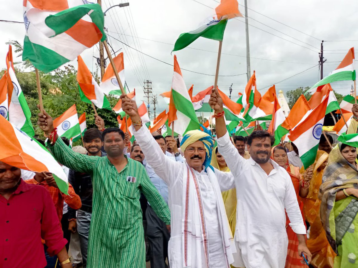 RSMeenaIPS's tweet photo. आज कुंभराज में नगरवासियों के साथ भव्य तिरंगा यात्रा में शामिल हुए।

#HarGharTiranga #TirangaYatra #IndiaAt75 https://t.co/ES7YIQvIK9