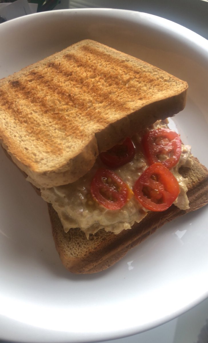 tkmeemlife's tweet photo. #دربنا_صحي #رابطة_المتكممين ساندوتش تونا 🥪 بعد تمرين السبت خفيف لطيف https://t.co/EHgUlUICCo