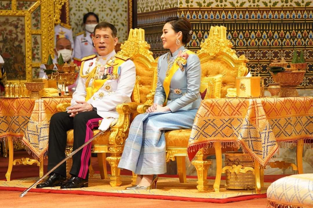 borannanma's tweet photo. วันนี้ ๑๒ สิงหาคม ๒๕๖๕ เวลา ๑๗.๕๕ น. พระบาทสมเด็จพระเจ้าอยู่หัว และสมเด็จพระนางเจ้าฯ พระบรมราชินีเสด็จพระราชดำเนินไปในการพระราชพิธีมหามงคลเฉลิมพระชนมพรรษา ๙๐ พรรษา สมเด็จพระนางเจ้าสิริกิติ์ พระบรมราชินีนาถ พระบรมราชชนนีพันปีหลวง ๑๒ สิงหาคม ๒๕๖๕ https://t.co/7ct4NNJcZy