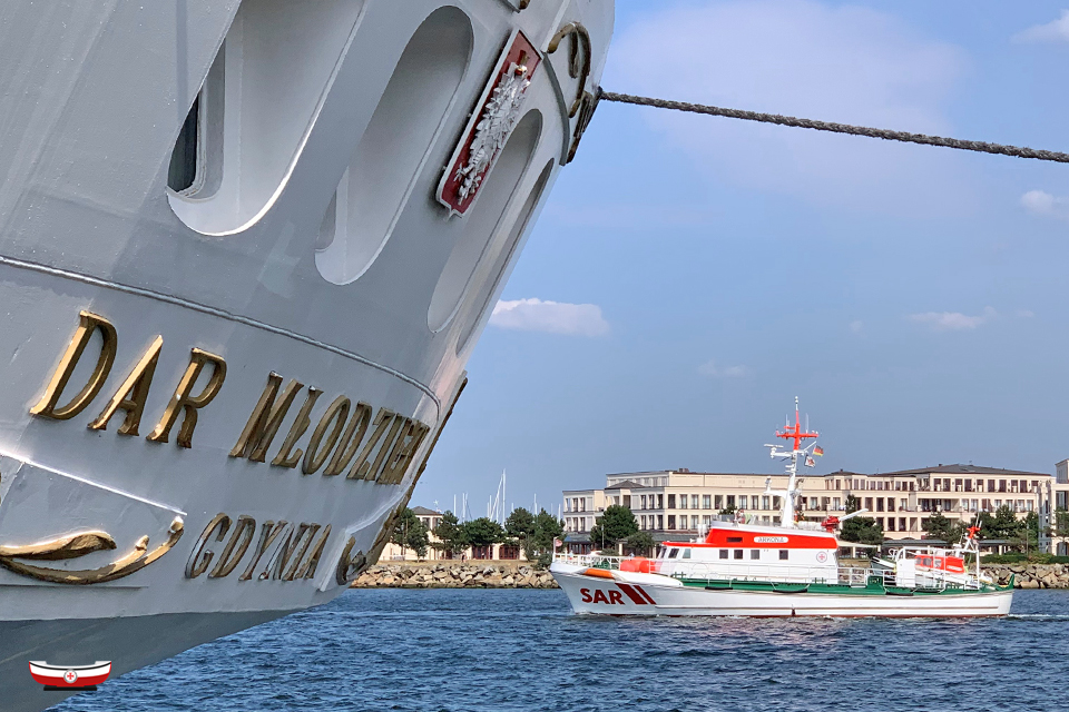 Seenotretter's tweet photo. Gestern #Tochterboot CASPAR, heute #Seenotrettungskreuzer ARKONA/#DGzRS-Station #Warnemünde selbst: Die #Seenotretter passieren auf der @Hanse_Sail ⛵️ #Rostock das polnische Vollschiff 🇵🇱 „Dar Młodzieży“. Unser Programm zur #HanseSail: ➡️ https://t.co/tuyVrM1caw 📸 Verena Wend https://t.co/6cSfdFXFzp