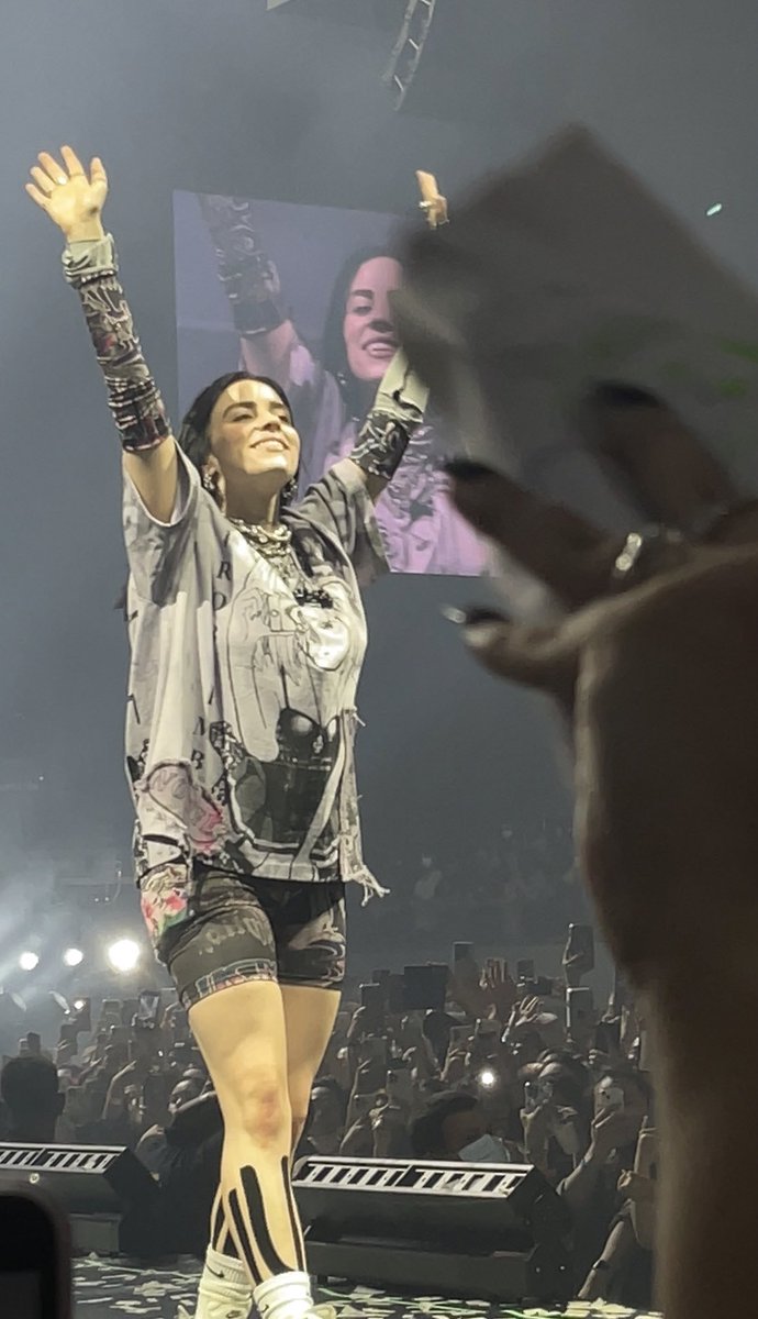 billieeilishtrs's tweet photo. #HTEManila: Billie on stage at the @MOAArena tonight in Manila, Philippines.

📸: @baesejyooji https://t.co/OPvB4EAoBV