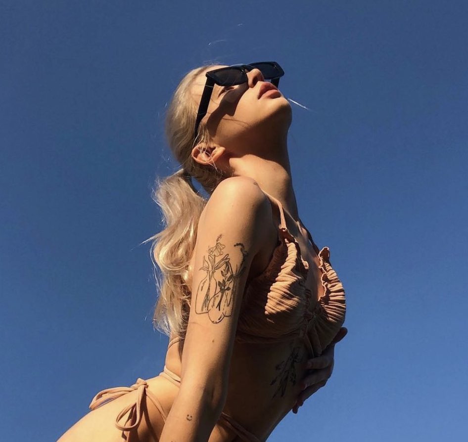 ⠀ 
⠀ 💋 🕶 ☀️ 🐾
⠀