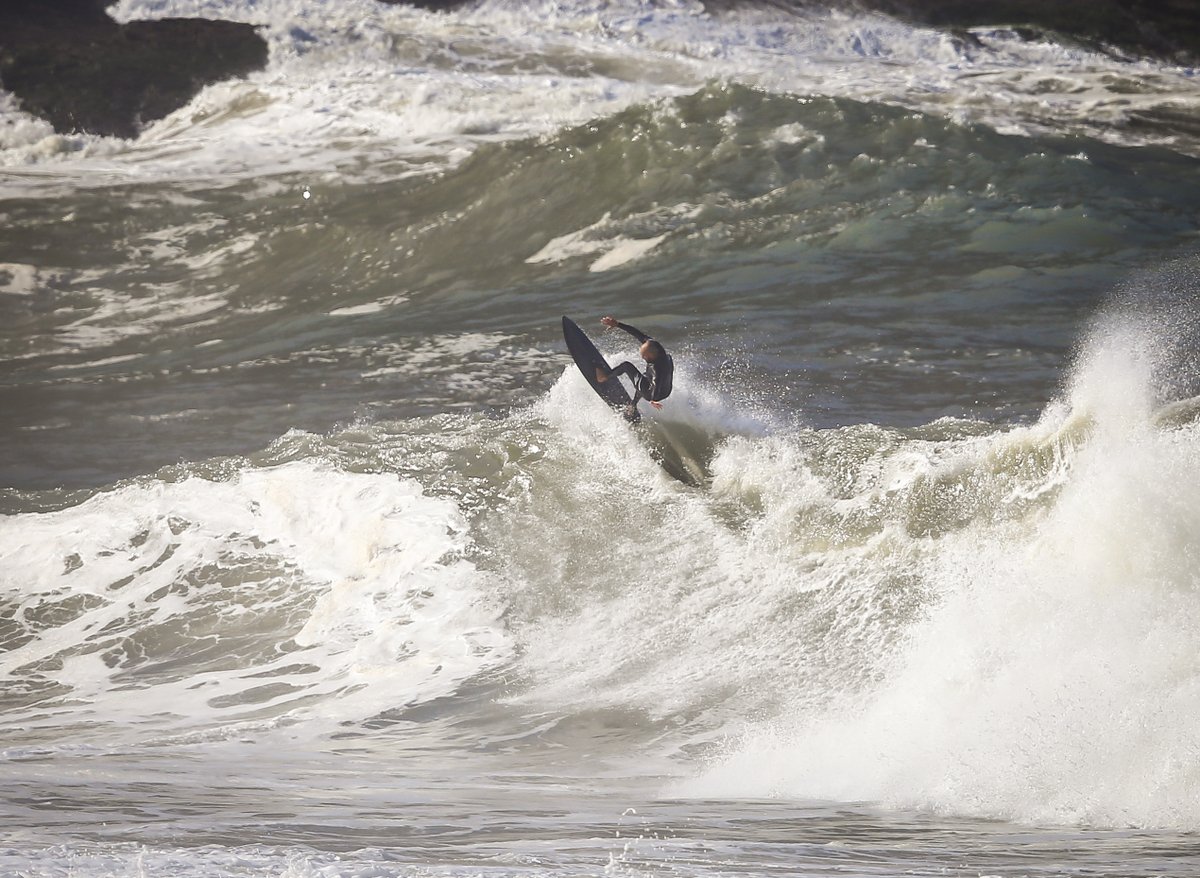 EdsonAdrenanews's tweet photo. Matéria publicada !!! Niterói, recebeu mais uma vez os big riders para o Itacoatiara Big Wave 2022. Acessem: https://t.co/TbgD4l08mH e confiram !!! Wylliam Santana. Foto: Tony D’Andrea #adrenanews #surfnews #surfbrasil #surfbrasileiro #surfer #surf #surfing #bigsurf #bigriders https://t.co/7j3D69HFC1