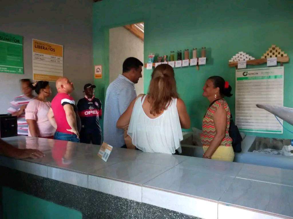 Nueva bodega recuperada en el municipio Pinar del Río en saludo al natalicio 96 de nuestro eterno líder, #FidelPorSiempre. 
#ComercioCuba