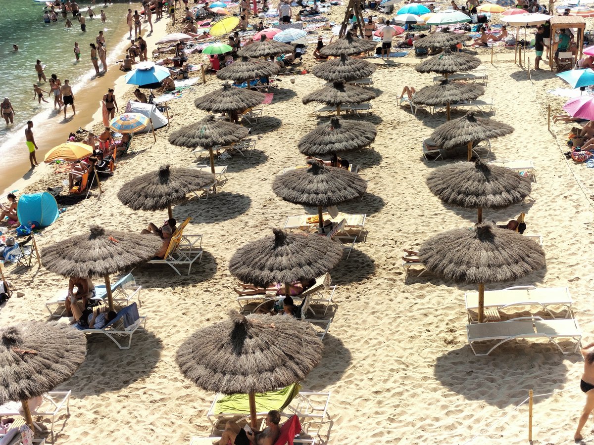 📣Contra la privatització, mobilització! Si tu em prens la platja, jo prenc la plaça! 😎Et proposem un nou acte de protesta en format més lúdic i amb attrezzo de platja ⛱👙🏄🏻‍♀️ ⏳Dijous 18 d’agost a les 18h t'esperem a la Plaça de la Vila #SalvemBegur #SOSCosta #Begur