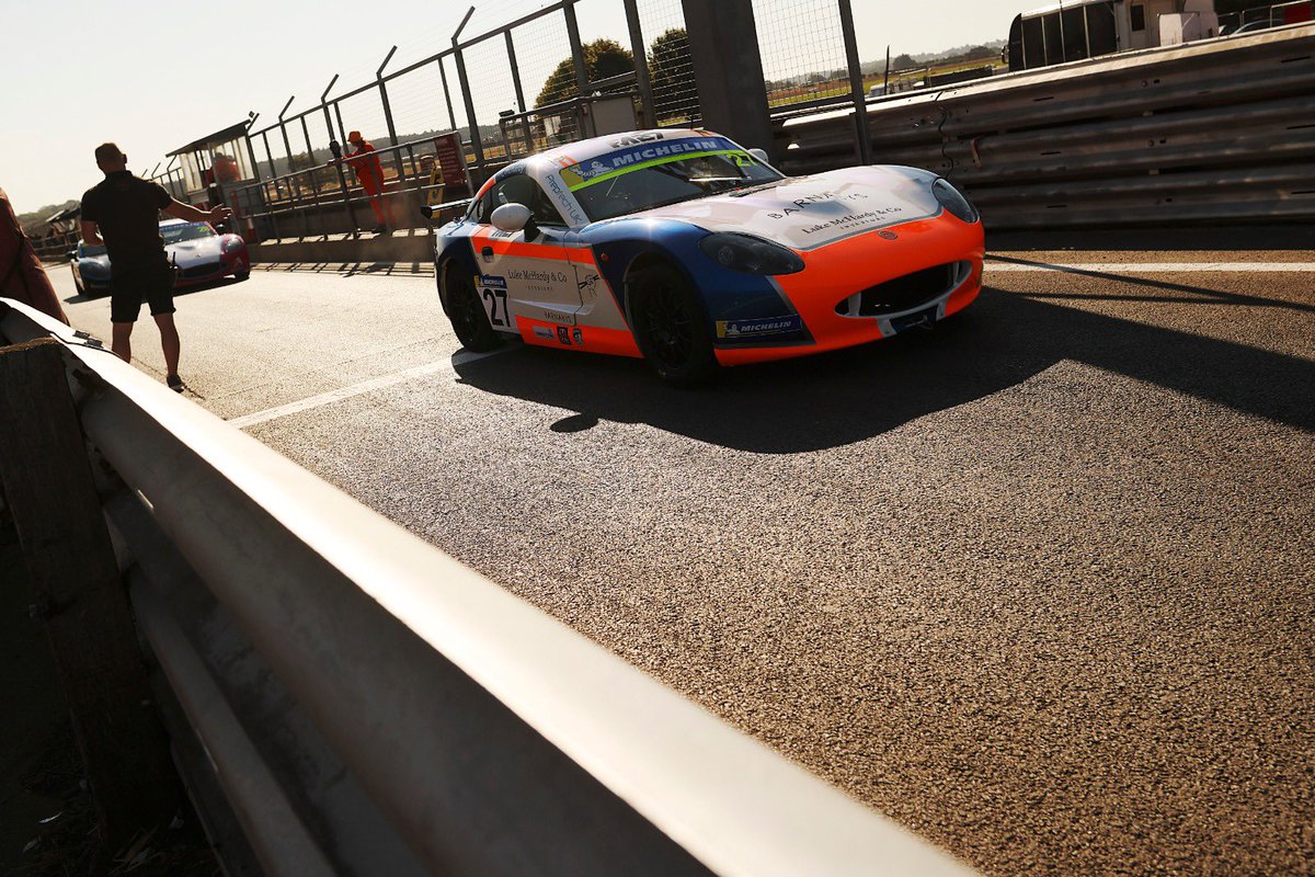 ☀️ The sun is shining over Snetterton and it’s about to heat up on track too as we go racing!

Two outings for the Juniors coming up this afternoon, 13:30 and 17:15, and one showing for the GT4 SuperCup at 16:05.

#Ginetta