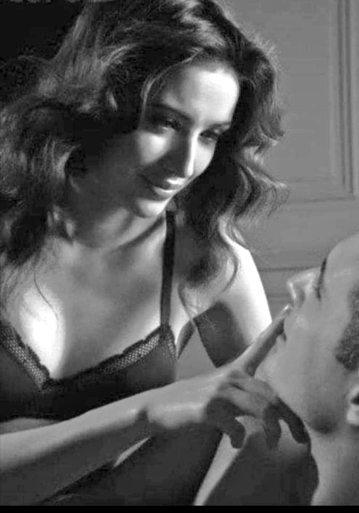 SolamenteTua77's tweet photo. Cos'è il fascino in una donna  
se non la capacità innata e naturale di entrarti sottopelle  
invadere i tuoi pensieri  
contro ogni logica  
affinché tu non possa dimenticarla .. https://t.co/6EfFXx96iE