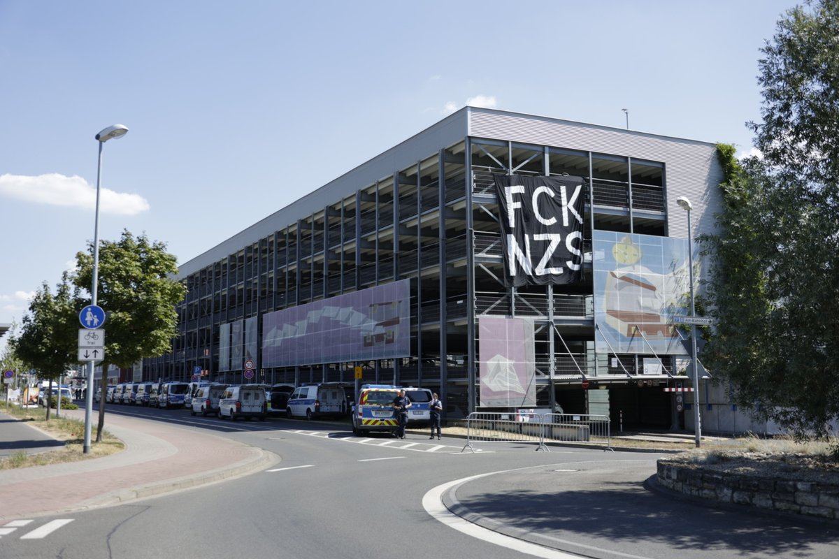 KaiSchwerdt's tweet image. 13:30 Ein Hallo aus Ingelheim am Rhein. Heute Berichterstattung vom Naziaufmarsch zum Todestag des Hitlerstellvertreters Rudolf Heß. Die Stadt heißt (fast) alle herzlich willkommen. Es ist heiß. Denkt an Sonnenschutz und genug zu trinken.

 #ing1308 #ingelheim