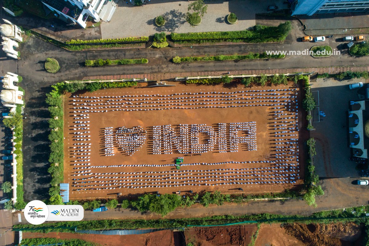 SayyidBukhari's tweet photo. @MadinAcademy  celebrated the country's 75th Independence Day in a grand manner. 3000 students marched in a line on the model of "I ♥ India" #har_ghar_tiranga #azadi_ka_amrit_mahotsav #75th_independence_day #India #August15 https://t.co/G6YVR8jyTu