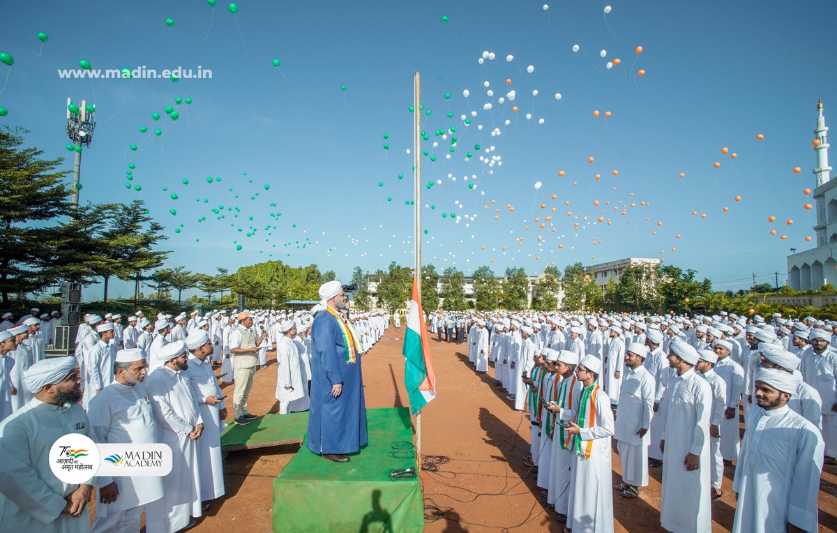 SayyidBukhari's tweet photo. @MadinAcademy  celebrated the country's 75th Independence Day in a grand manner. 3000 students marched in a line on the model of "I ♥ India" #har_ghar_tiranga #azadi_ka_amrit_mahotsav #75th_independence_day #India #August15 https://t.co/G6YVR8jyTu