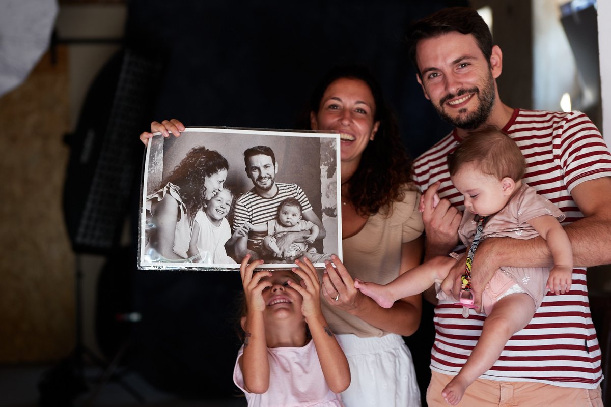 HelmutBerta's tweet photo. Un #ritrattodifamiglia è sempre una emozione da scattare. Ultima sessione prima delle vacanze, ci rivediamo a settembre  #ritrattistampati #alessandria #familyportrait #portrait #fotografia #thebarnstudioalessandria https://t.co/4FqVTOvqFV
