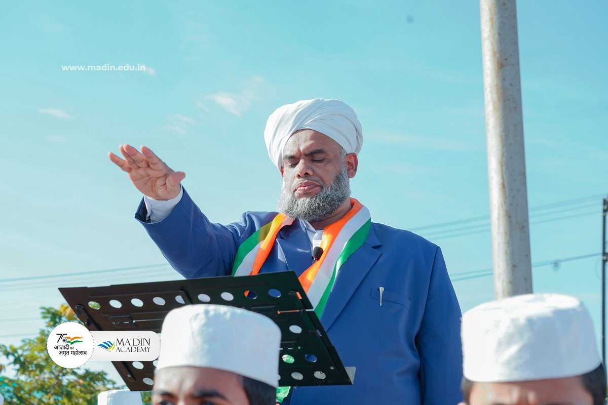 SayyidBukhari's tweet photo. @MadinAcademy  celebrated the country's 75th Independence Day in a grand manner. 3000 students marched in a line on the model of "I ♥ India" #har_ghar_tiranga #azadi_ka_amrit_mahotsav #75th_independence_day #India #August15 https://t.co/G6YVR8jyTu
