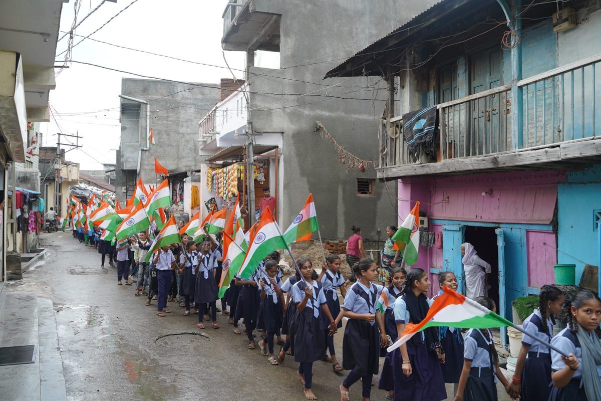 Nagarpal3Thasra's tweet photo. ઠાસરા નગરપાલિકા દ્વારા હર ઘર તિરંગા કાર્યક્રમ અંતર્ગત આયોજિત રેલીમાં પદાધિકારીઓ, અધિકારીઓ, શાળાના બાળકો તેમજ નગરજનોએ ખૂબ ઉત્સાહપૂર્વક ભાગ લીધો હતો
@collectorkheda @digsprajapati @AhmedabadRcm @CMOGuj #HarGharTiranga 
#AazadiKaAmritMahotsav 
#75thIndependenceDay https://t.co/IoiujlsCjJ