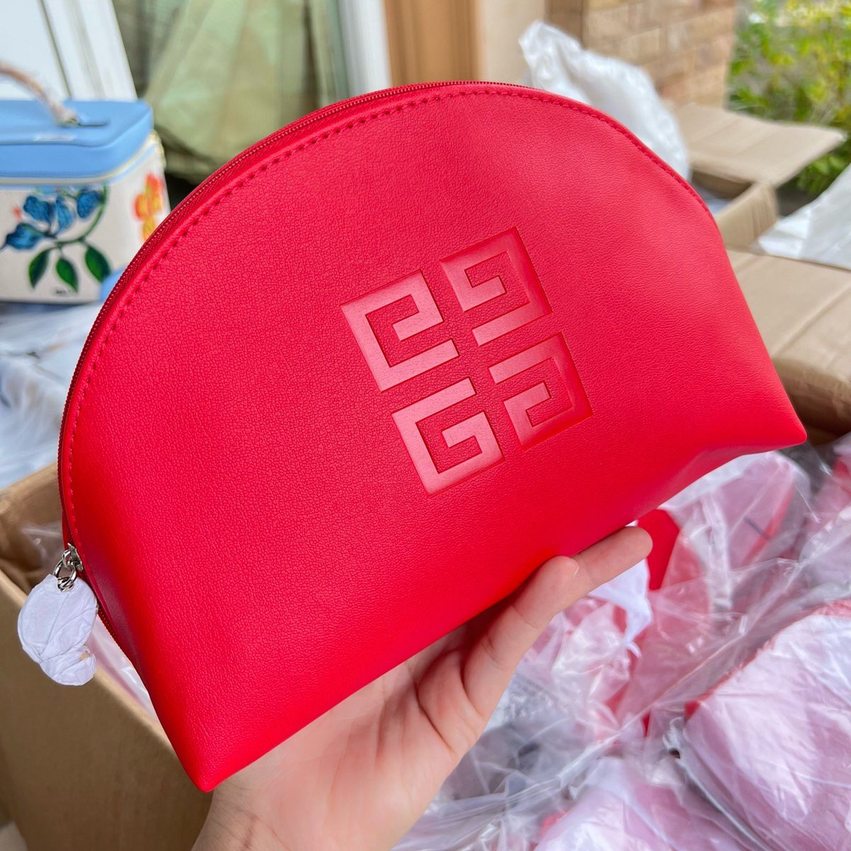 ALLSALESHOP94's tweet photo. พร้อมส่ง Givenchy Cosmetic Bag ทรงครึ่งวงกลม

💰ราคา 450 ส่ง��รี

หนัง PU เนื้อนิ่ม ปั๊ม Logo ด้านหน้า ข้างในบุผ้าร่ม อะไหล่ปั๊มชื่อแบรนด์  

✅ขนาดกระเป๋า 15cm x 22cm x 9cm 

สนใจเมนชั่นใต้ข้อความเลยค่ะ

#ชี้เป้าโปรถูก #ชี้เป้าของถูก https://t.co/hE8F4zVCFn