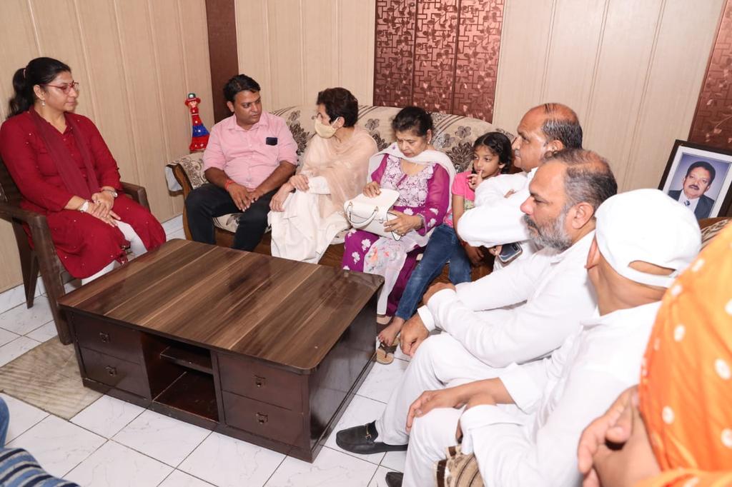 Kumari_Selja's tweet photo. अंबाला में श्री कृष्ण कुमार शर्मा जी के निधन पर शोक व्यक्त किया और शोकाकुल परिवारजनों को सांत्वना दी। https://t.co/oxQlbQ00Aq