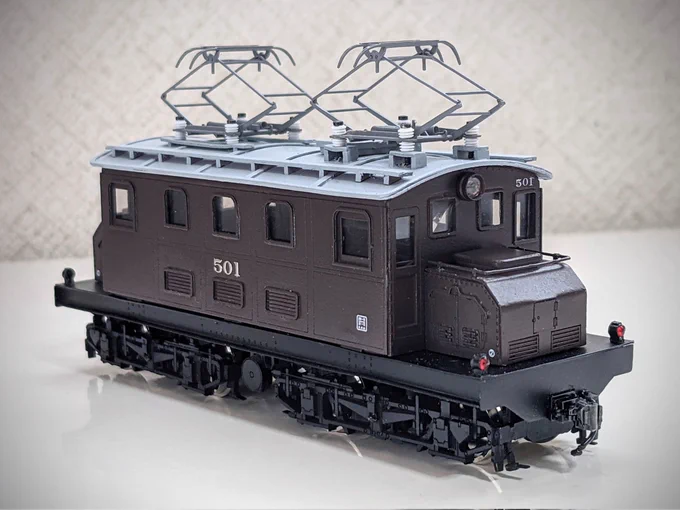 甲府モデル(パンケーキコンテナ)製ペーパーキット・凸型電気機関車Bより1/80 岳南鉄道ED501タイプが完成。テールライトはエコーモデルのものに換装しヘッドライトには点灯化を施しその他諸々手を加えてあります。大変組みやすく厚紙を重ねることで強度がありこれが紙で出来ているとは思えないですね。 