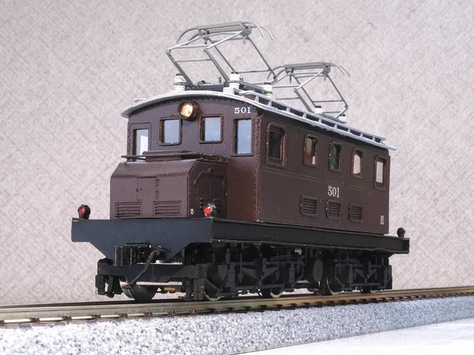 甲府モデル(パンケーキコンテナ)製ペーパーキット・凸型電気機関車Bより1/80 岳南鉄道ED501タイプが完成。テールライトはエコーモデルのものに換装しヘッドライトには点灯化を施しその他諸々手を加えてあります。大変組みやすく厚紙を重ねることで強度がありこれが紙で出来ているとは思えないですね。 