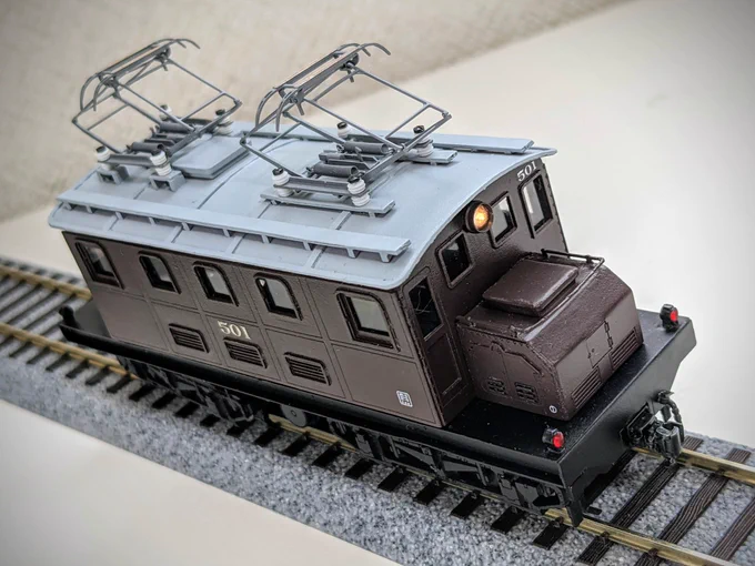 甲府モデル(パンケーキコンテナ)製ペーパーキット・凸型電気機関車Bより1/80 岳南鉄道ED501タイプが完成。テールライトはエコーモデルのものに換装しヘッドライトには点灯化を施しその他諸々手を加えてあります。大変組みやすく厚紙を重ねることで強度がありこれが紙で出来ているとは思えないですね。 