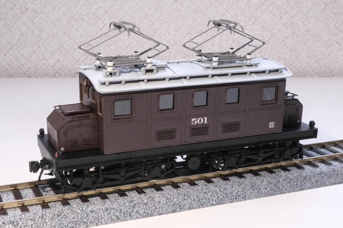 甲府モデル(パンケーキコンテナ)製ペーパーキット・凸型電気機関車Bより1/80 岳南鉄道ED501タイプが完成。テールライトはエコーモデルのものに換装しヘッドライトには点灯化を施しその他諸々手を加えてあります。大変組みやすく厚紙を重ねることで強度がありこれが紙で出来ているとは思えないですね。 