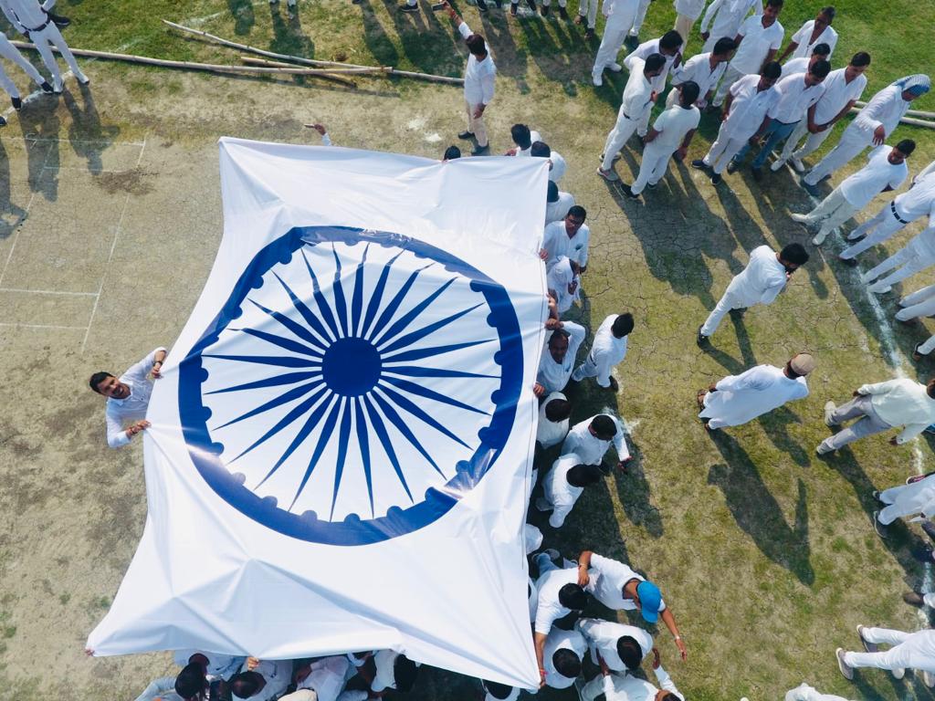 DMjaunpur's tweet photo. हर घर तिरंगा अभियान के पहले दिन तिलकधारी सिंह पी.जी कालेज के मैदान में जनपद के सभी विकास खंडों से लगभग 3000 अध्यापकों द्वारा भारत के नक्शे के आकार की मानव श्रृंखला बनाई गई। 
@myogiadityanath @UPGovt @CMOfficeUP @InfoDeptUP @ShishirGoUP https://t.co/eJr85LWbi9