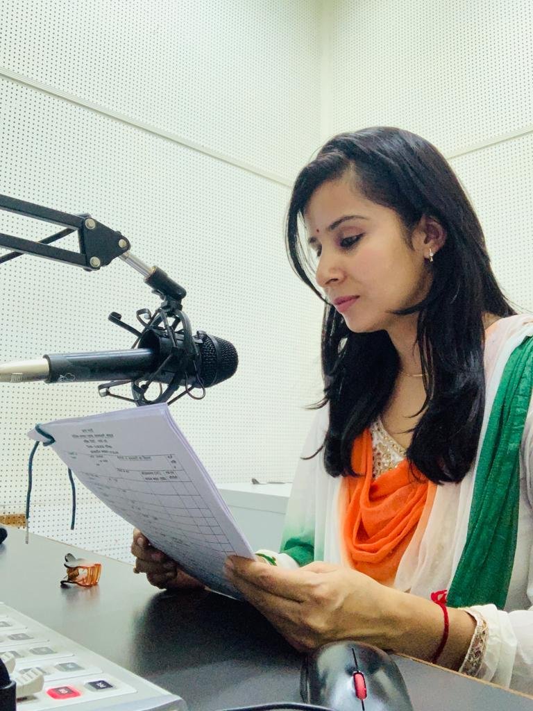 airnewsalerts's tweet photo. 🇮🇳Har Studio Tiranga 🇮🇳 at All India Radio News, (RNU-Bhopal).

#AmritMahotsav @AmritMahotsav #HarGharTiranga 

#IndiaAt75 #AzadiKaAmritMahotsav
 
@MIB_India @PIB_India @MinOfCultureGoI @DDNewslive https://t.co/VjXiEXzwHI