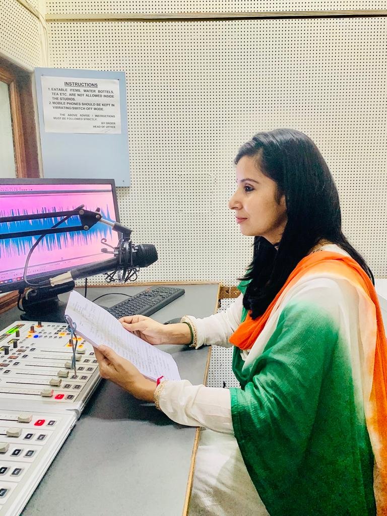 airnewsalerts's tweet photo. 🇮🇳Har Studio Tiranga 🇮🇳 at All India Radio News, (RNU-Bhopal).

#AmritMahotsav @AmritMahotsav #HarGharTiranga 

#IndiaAt75 #AzadiKaAmritMahotsav
 
@MIB_India @PIB_India @MinOfCultureGoI @DDNewslive https://t.co/VjXiEXzwHI