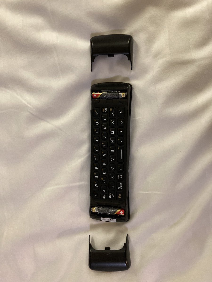 appare_beatmake's tweet photo. #デザイン
#設計
#リモコン

なんだこのホテルのリモコン⁉︎
裏にキーボードが付いていて、電池ブタが2個！
ただ、見た目に反して、テレビ、YouTube、ブラウジングが中々やりやすい！

グッドデザイン👍 https://t.co/rvSMI7DeyE