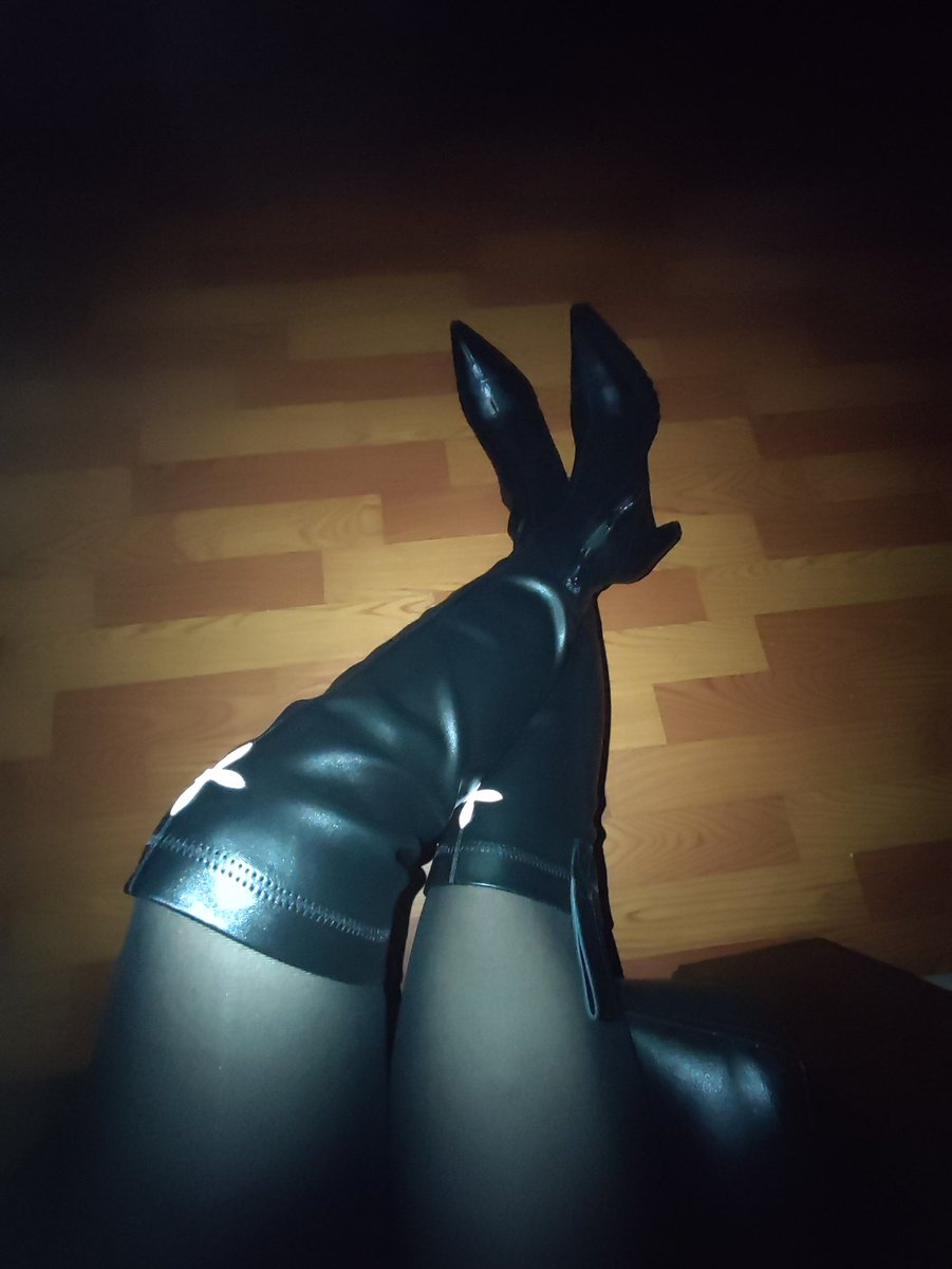 ie2ar3hf6's tweet photo. 黑暗的夜晚里是否让你���转反侧？
#靴子 #过膝靴 ＃长靴 #女王s #女王男��� https://t.co/znCQsz6P56