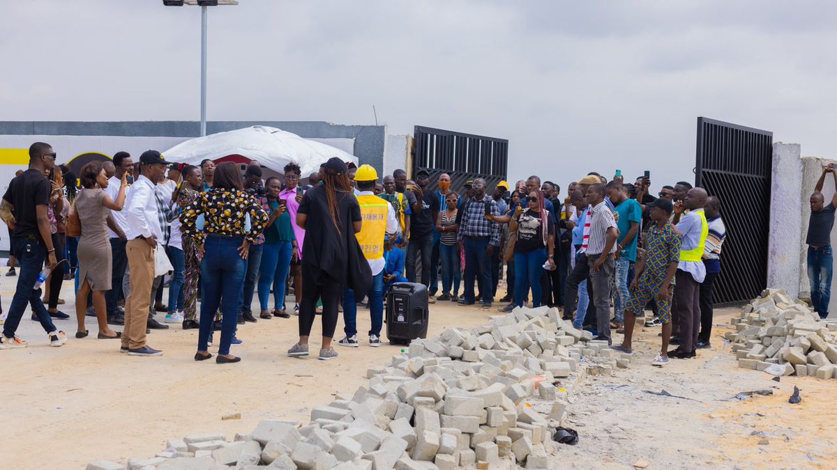 Tee_Classiquem1's tweet photo. Live pictures of @Zylushomes staffs and agents on their way to the Zylus court phase 2 launch, the tour of Lekki Pride II and III has ended

#ZylusCourtPhaseII https://t.co/y1VmhD8Byu