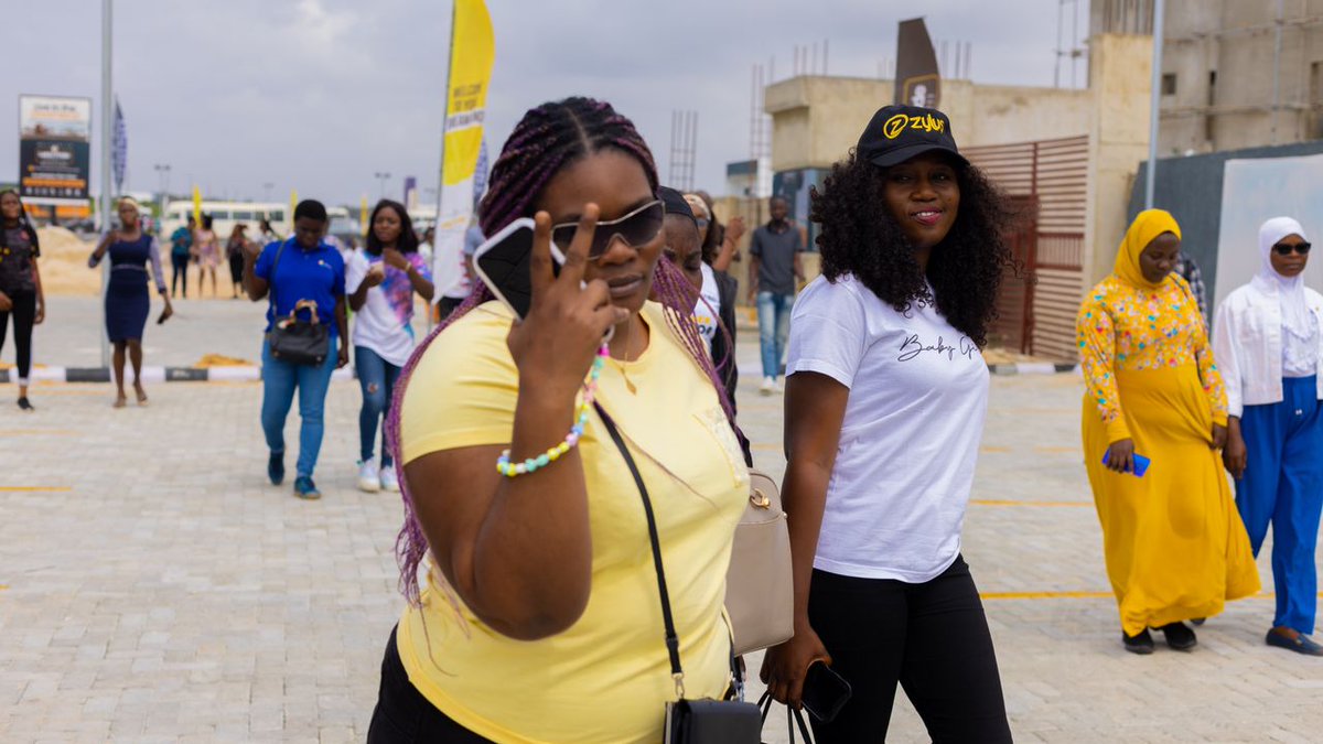Tee_Classiquem1's tweet photo. Live pictures of @Zylushomes staffs and agents on their way to the Zylus court phase 2 launch, the tour of Lekki Pride II and III has ended

#ZylusCourtPhaseII https://t.co/y1VmhD8Byu