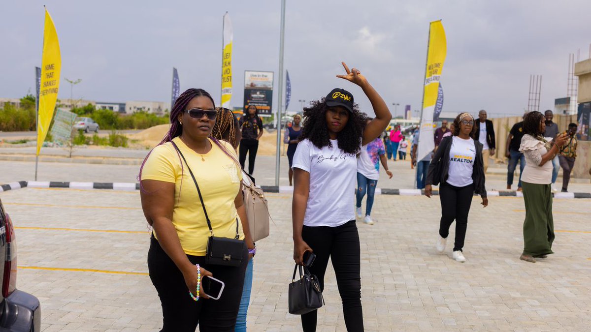 Tee_Classiquem1's tweet photo. Live pictures of @Zylushomes staffs and agents on their way to the Zylus court phase 2 launch, the tour of Lekki Pride II and III has ended

#ZylusCourtPhaseII https://t.co/y1VmhD8Byu