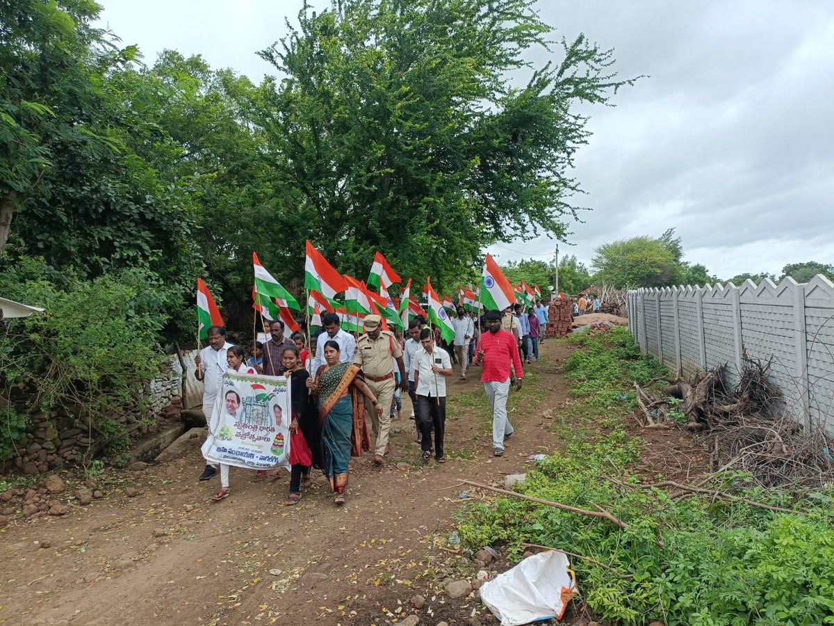 NagalgiddaPs's tweet photo. Today #NagaligiddaPs  organised #FreedomRally in part of #SwatantraBhrathaVajrothsva MRO, MPO, MPP, HM, Teachers and public representatives, youth and Students total 300members were participated 

@spsangareddy
@TelanganaCOPs https://t.co/F8X1kuH0yq https://t.co/ii6pFHCqzY