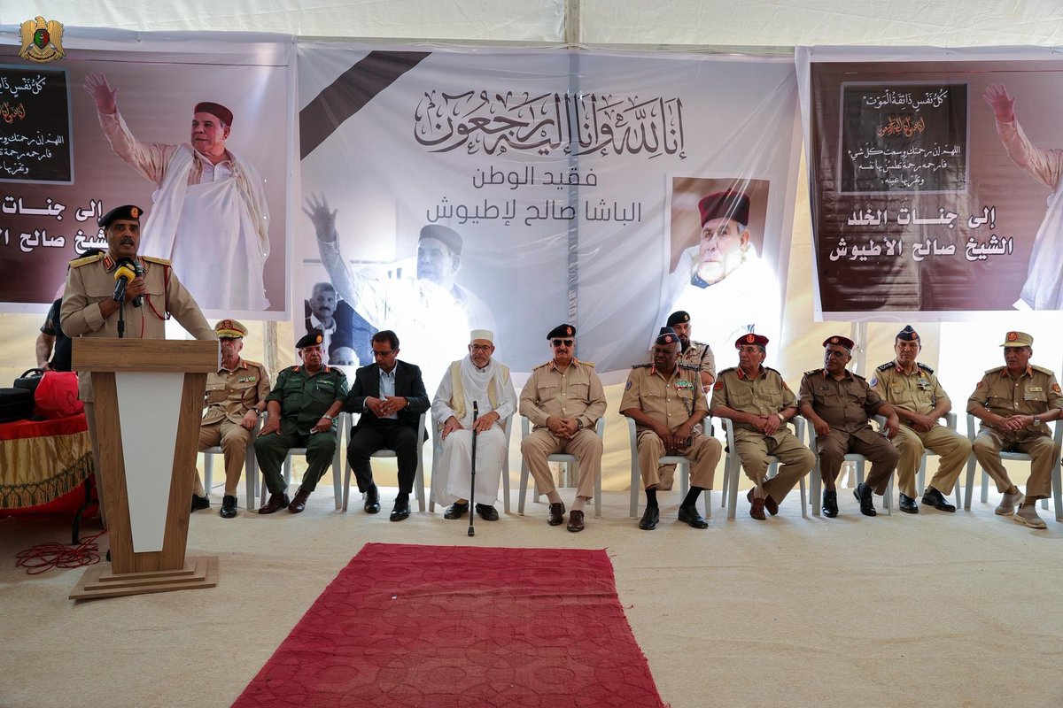 KhalifaAlabeidi's tweet photo. القائد العام المُشير خليفة حفتر رفقة عدد من الضباط والقيادات العسكرية يقدمون واجب العزاء لقبيلة المغاربة في وفاة فقيد الوطن الباشا "صالح لاطيوش" شيخ قبيلة المغاربة ..
سائلين الله أن يتقبل الفقيد بواسع رحمته . https://t.co/gQzBjOMd8B