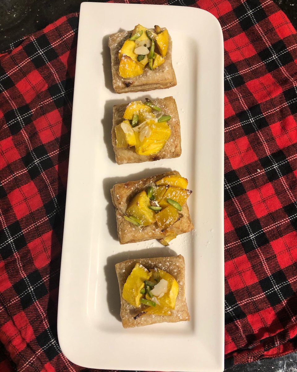 FoodieSoul6's tweet photo. Mini bite size sweet treats
Home baked mango puff pastries
They tastes brilliant🥭🥭
#mangolove #pastries #puffpastries
#supertasty #crunchy #mangoflavor
#bitesizepastries #homebaked #lovetobakeandcreate #forbakelovers #sweettreat #dessert #photo #foodphotography
#foodstyling https://t.co/UmEWf9gC9A