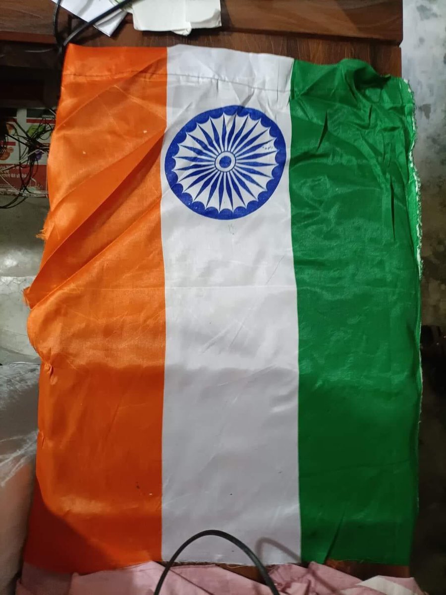 Abunedal0's tweet photo. नगर_पंचायत_वलीदपुर मऊ  की तरफ से हर घर तिंरगा के अंतर्गत तिरंगा वितरण किया गया है लेकिन हर तिरंगे में अधिनियम की धज्जियां उड़ाई गई जिसको साफ साफ तिरंगे का  अशोक चक्र दर्शाता है  जिस तिरंगे मेरे देश के तिरंगे का अपमान हो ।
आप भी देख सकते है अशोक चक्र कहा पर है 

 #HarGharTiranga https://t.co/IqxddJ91u9