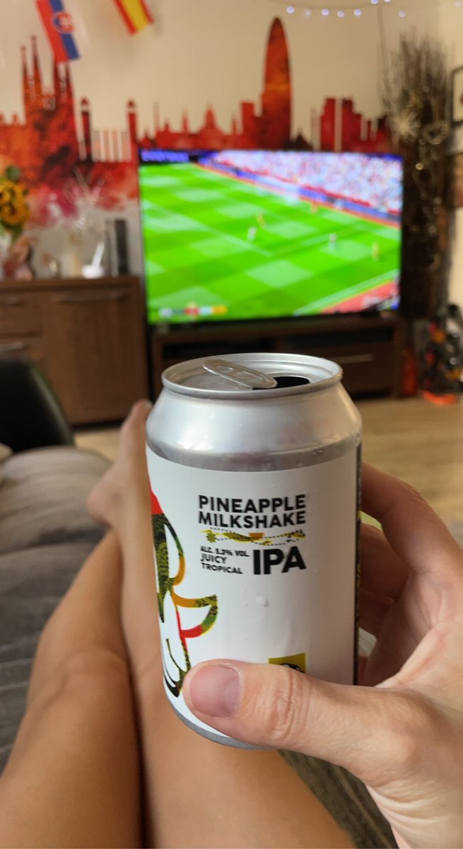 SianR0wlands's tweet photo. C’mon the Villa!! Lush summer IPA too from @BlackSheepBeer #pineapplemilkshake #alegirls #AVFC https://t.co/sxQHkhuOkW