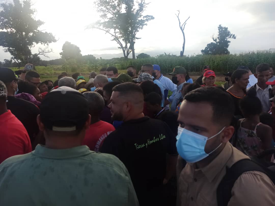 ANDERSONAGRR's tweet photo. Desde la comuna Germán Rocío se otorgaron títulos de adjudicación y certificación de Finca Productiva a la comuna a través de 17 consejos comunales para construir La Venezuela Verde y Bendita .@davidjhg .@rafaellacava10 .@dcabellor .@NicolasMaduro .@castrosoteldo .@fkassenMAT https://t.co/c6KrJD6rC6