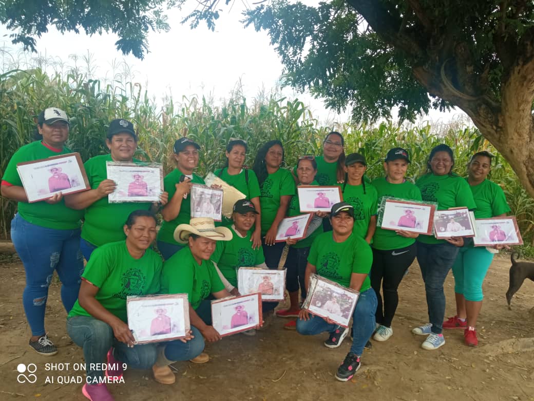 ANDERSONAGRR's tweet photo. Desde la comuna Germán Rocío se otorgaron títulos de adjudicación y certificación de Finca Productiva a la comuna a través de 17 consejos comunales para construir La Venezuela Verde y Bendita .@davidjhg .@rafaellacava10 .@dcabellor .@NicolasMaduro .@castrosoteldo .@fkassenMAT https://t.co/c6KrJD6rC6