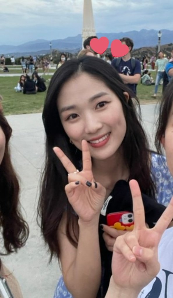 love_kimhyeyoon's tweet photo. ─ OP met #KimHyeYoon in L.A♡ so lucky! ☺

OP: "She's so pretty. When I asked her if she could take a picture, she was very shy and said it was okay. Oh my God. Angel is here..."

#Hyeyoon #김혜윤 https://t.co/zEEIeV4rNA