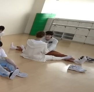 taKejcho's tweet photo. Ej and Nicholas stretching

#andAUDITION 
#TheHowling_EP6 https://t.co/RKSa0M5K5c