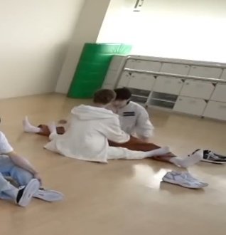 taKejcho's tweet photo. Ej and Nicholas stretching

#andAUDITION 
#TheHowling_EP6 https://t.co/RKSa0M5K5c