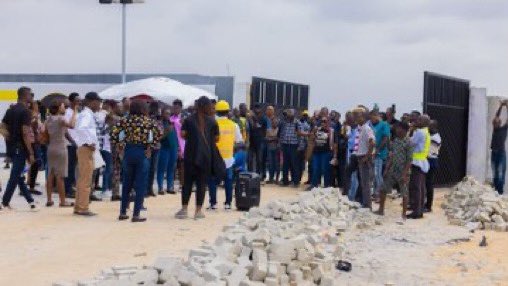 Usmanashafe's tweet photo. This is the Live pictures of excited staffs and agents of @Zylushomes on their way to the Zylus court phase 2 launch, they just ended the tour of Lekki Pride II and III 

#ZylusCourtPhaseII #BBNaija https://t.co/qFUFu2UcNz