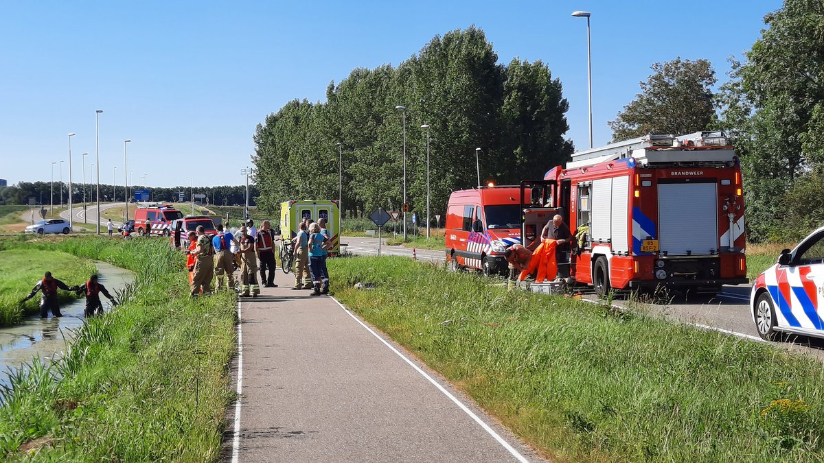 Sliedrecht24's tweet photo. OPROEP: Wie is de eigenaar van een damesfiets? Wie is de eigenaar van een daar gevonden mobiele telefoon? Meer op https://t.co/hi1TsPkk0y #meldingwaterongeluk #N482 De politie zoekt informatie, tel. 0900-8844 (Foto's Peter Donk / Sliedrecht24) https://t.co/AmzYVArohq