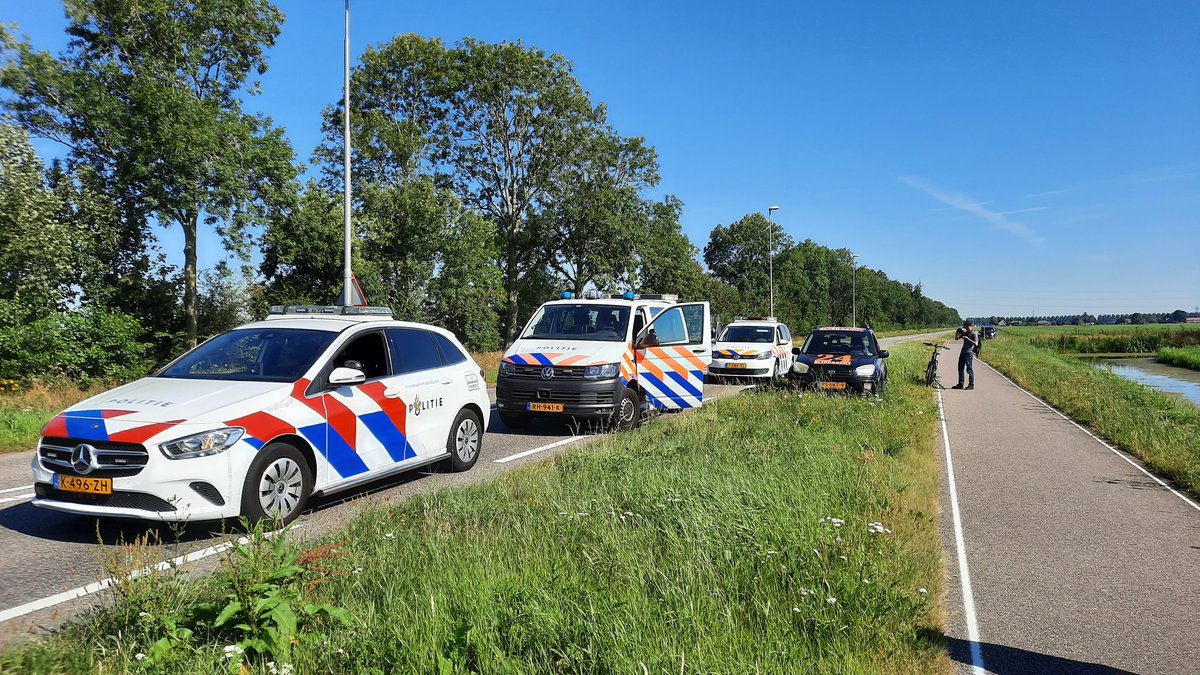 Sliedrecht24's tweet photo. OPROEP: Wie is de eigenaar van een damesfiets? Wie is de eigenaar van een daar gevonden mobiele telefoon? Meer op https://t.co/hi1TsPkk0y #meldingwaterongeluk #N482 De politie zoekt informatie, tel. 0900-8844 (Foto's Peter Donk / Sliedrecht24) https://t.co/AmzYVArohq