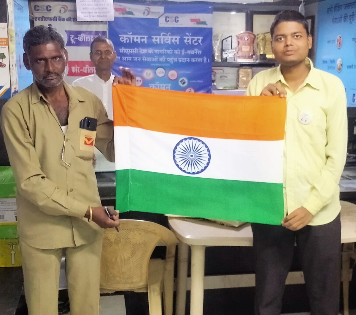 Samkitshastri's tweet photo. As a part of the #HarGharTiranga  Campaign, it was an honour to receive the “Tiranga” from Postman. Thank you @IndiaPostOffice for keeping the Flag flying high in our postal system. It’s still the heartbeat of our nation! #IndiaPost4Tiranga #AmritMahotsav 

@AshwiniVaishnaw https://t.co/Gt9kG1PGDE
