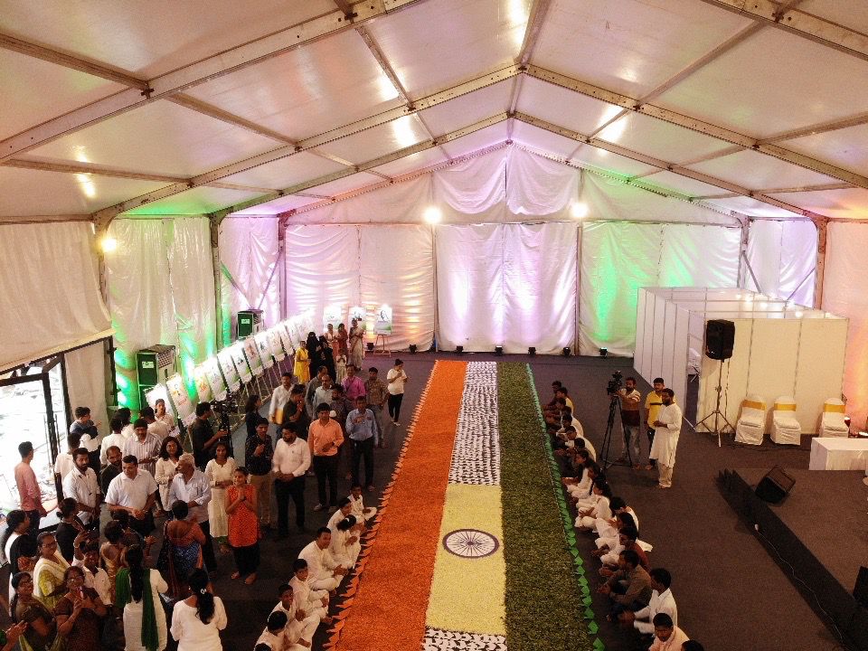 mybmcWardGN's tweet photo. These specially abled students created history by making a 75 feet long eco-friendly tricolour . And guess who guided them through this entire process? The fragrance of flowers 😊 
@mybmc

#AzadiKaAmritMahotsav #HarGharTiranga #IndiaAt75 https://t.co/Dh7UYfs7ri