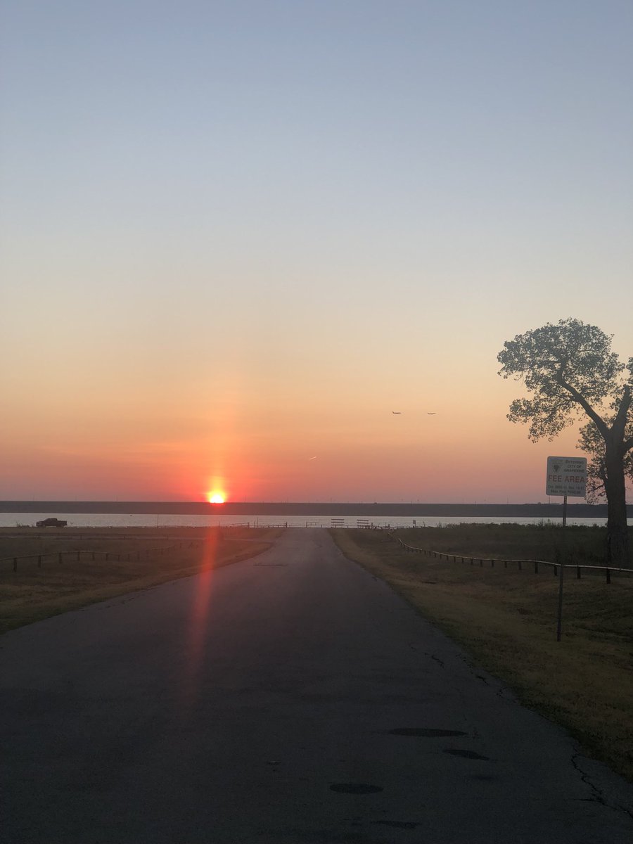 LesliWare1's tweet photo. Beautiful sun coming up over the dam this morning in ⁦@GrapevineTXCity⁩. https://t.co/UoXW66l7tW